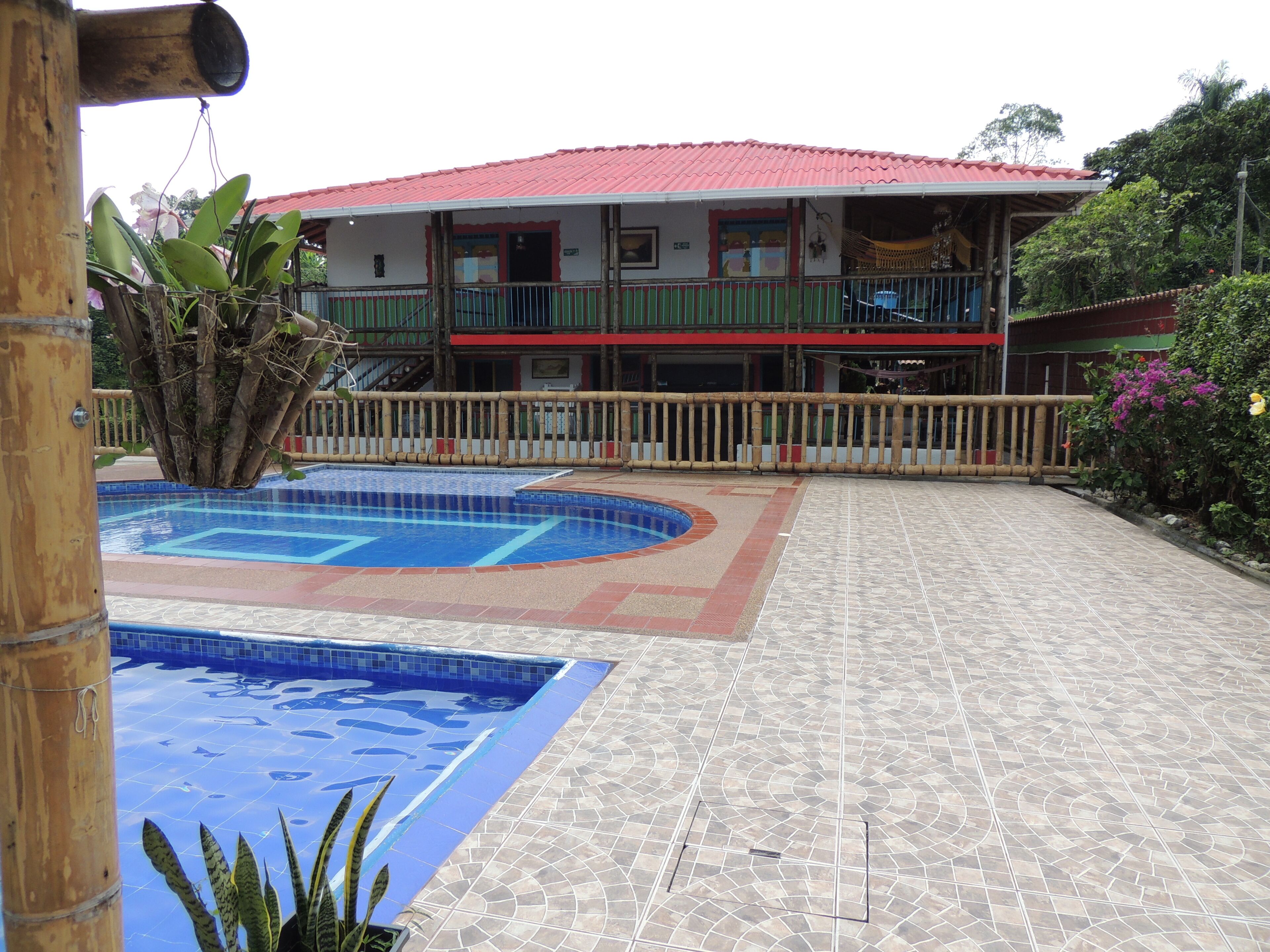 حمّام سباحة خارجي، مفتوح من 8:00 صباحًا إلى 5:00 مساءً، مقاعد للتشمس