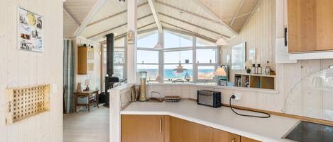 Køleskab, kogeplade, opvaskemaskine, kaffe-/temaskine