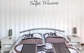1 dormitorio, cuna de viaje, wifi gratis y ropa de cama