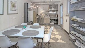 A modern kitchen with a dining area. - Ferienhaus Plau am See (Plau am See)