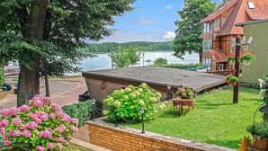 A residential property with a garden, a patio, and a view of a lake. - Beautiful apartment in Lychen with WiFi (Lychen)