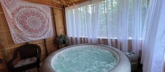 Relaxing tranquil setting, hot tub, fire pit; Pet friendly.