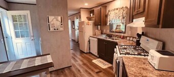 Relaxing tranquil setting, hot tub, fire pit; Pet friendly.