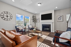 TV connectée, cheminée, table de tennis de table