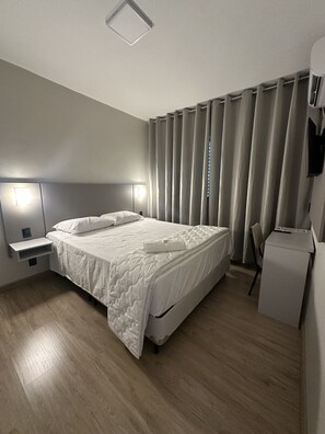 Desk, laptop workspace, free WiFi, bed sheets - Hotel Giacomin (Dois Lajeados)