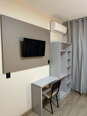 Desk, laptop workspace, free WiFi, bed sheets - Hotel Giacomin (Dois Lajeados)