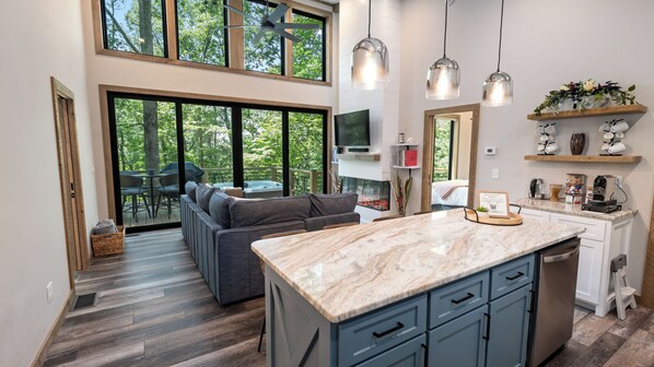 Interior - Luxury Treehouse in Blue Ridge, 2 bedrooms w/king beds, hot tub. Pet Friendly! (Morganton)