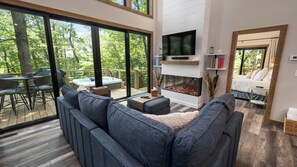 2 bedrooms, desk, free WiFi, bed sheets - Luxury Treehouse in Blue Ridge, 2 bedrooms w/king beds, hot tub. Pet Friendly! (Morganton)