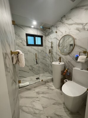 Douche, sèche-cheveux, serviettes fournies, savon