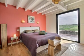 4 dormitoris, planxa i posts de planxar i un bressol de viatge