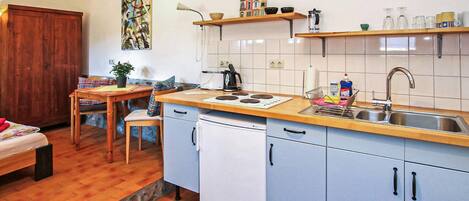 Een koelkast, een kookplaat, een koffiezetapparaat/waterkoker