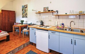 Kjøleskap, kokeplater og kaffetrakter/tekoker