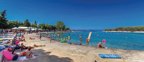 Una spiaggia nelle vicinanze