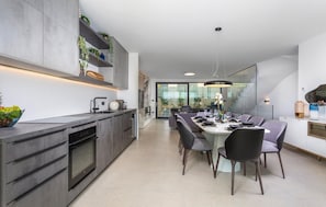 Fridge, oven, stovetop, dishwasher