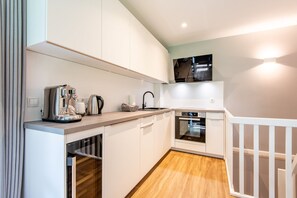 Een koelkast, een microgolfoven, een oven, een kookplaat