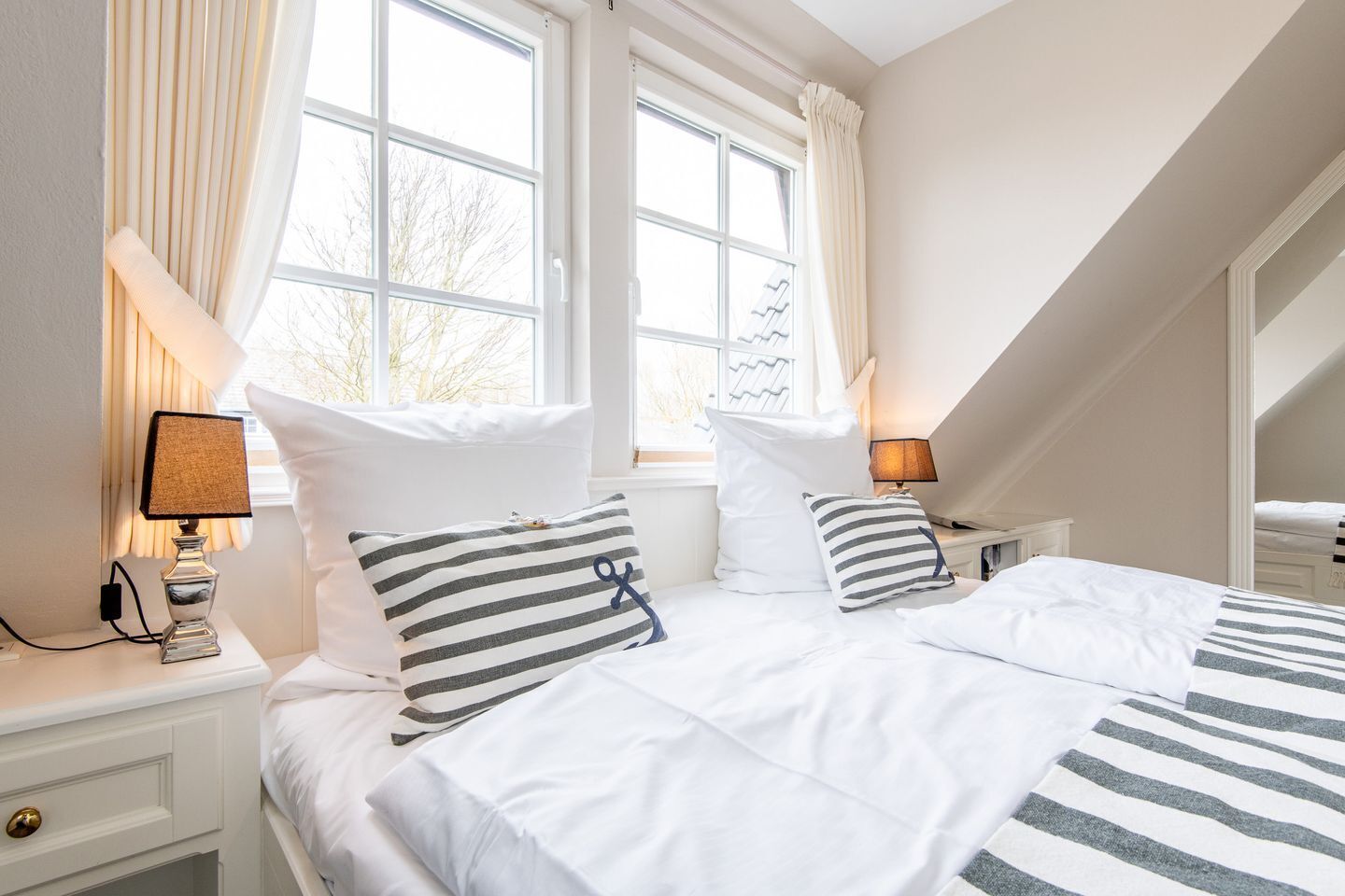 2 bedrooms, desk, iron/ironing board, WiFi