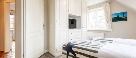 2 bedrooms, desk, iron/ironing board, WiFi