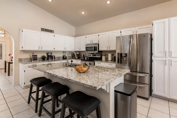 Réfrigérateur, micro-ondes, four, plaque de cuisson