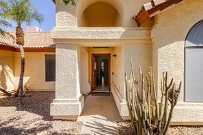 Exterior detail - Sunny Oasis 4BR Pool Home with Game Room (Mesa)