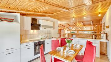 Kühlschrank, Ofen, Herdplatte, Wasserkocher mit Kaffee-/Teezubehör