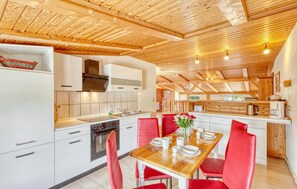 Kühlschrank, Ofen, Herdplatte, Wasserkocher mit Kaffee-/Teezubehör