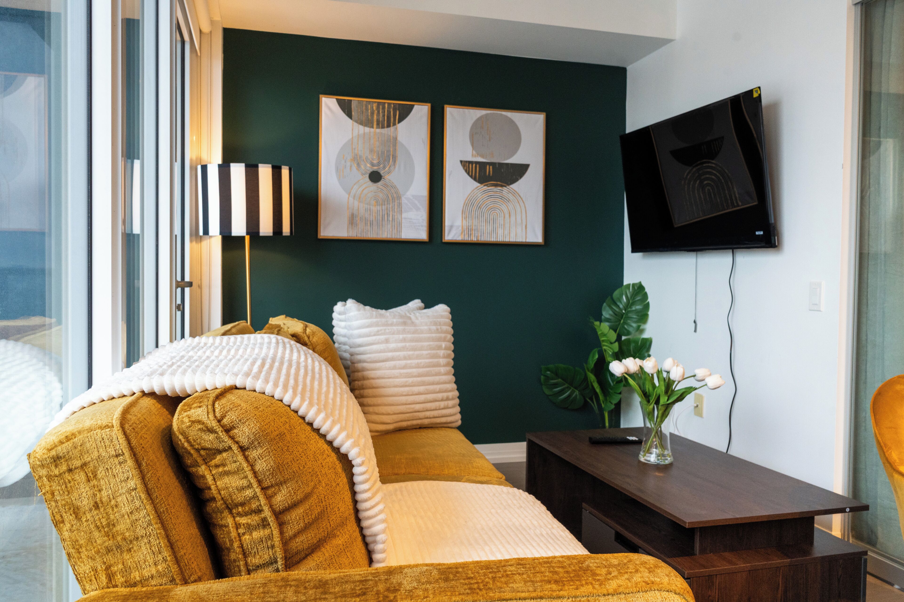 Suite junior, 1 habitación, balcón | Área de sala de estar | Smart TV de 50 pulgadas con canales digitales, Netflix y Hulu 