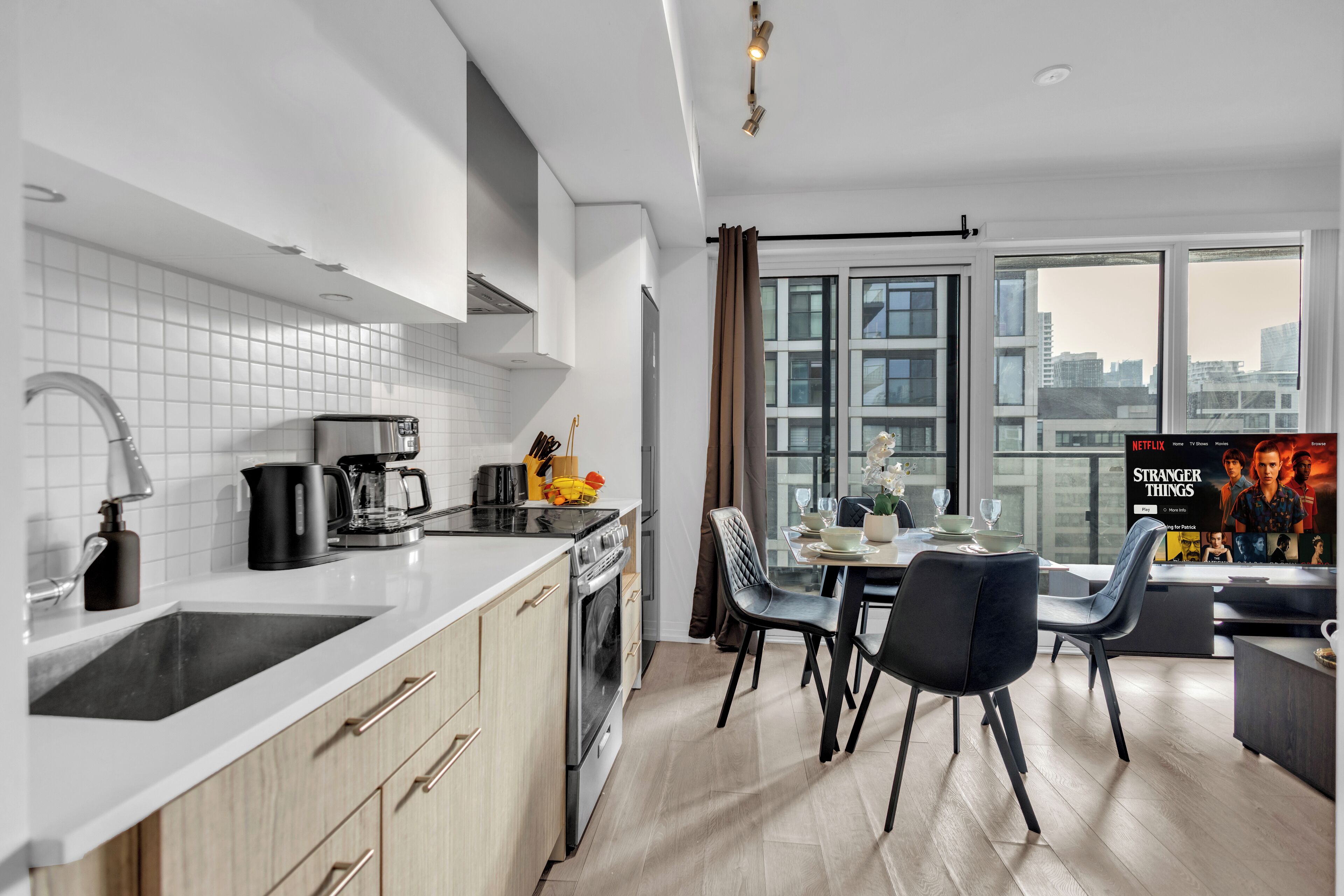 奢華套房, 3 間臥室, 露台, 城市景 | 客廳 | 50 吋智能電視連數碼電視頻道、Netflix、Hulu