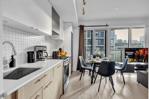 Suite de luxe, 3 dormitoris, balcó, vistes a la ciutat | Sala d'estar | Televisor intel·ligent, Netflix, Hulu i serveis de streaming 