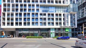 Een modern gebouw met meerdere verdiepingen, een Starbucks en een TD Bank filiaal.