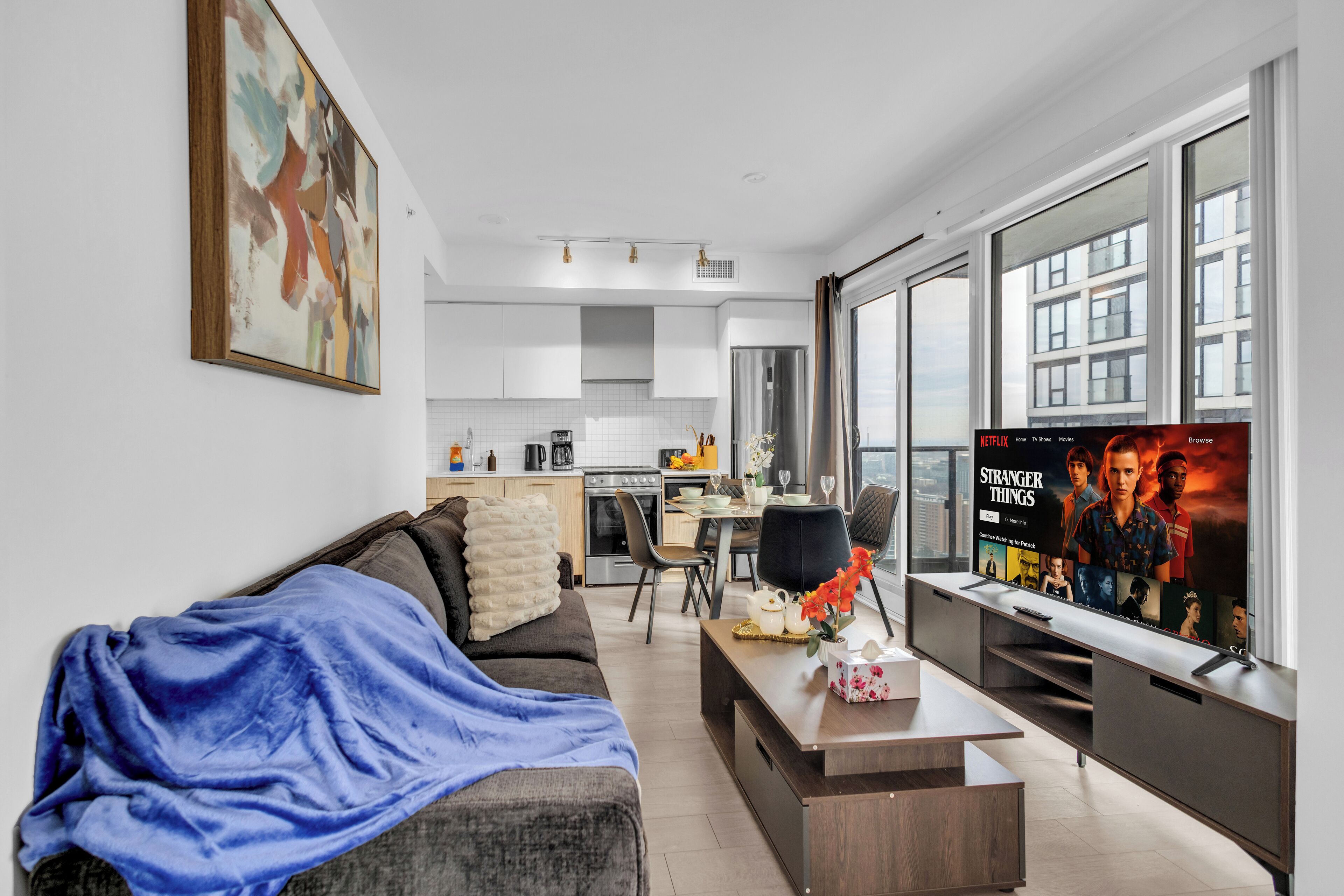 ห้องลักซ์ชัวรี่สวีท, 3 ห้องนอน, ระเบียง, วิวเมือง | บริเวณนั่งเล่น | สมาร์ททีวี 50 นิ้ว พร้อมช่องดิจิตอล, Netflix, Hulu