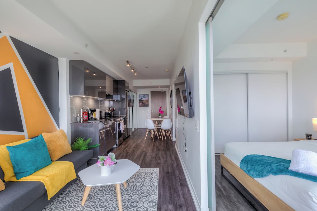 Design Room, Multiple Beds, Kitchen, City View | Bathroom | Bathtub, free toiletries, hair dryer, towels