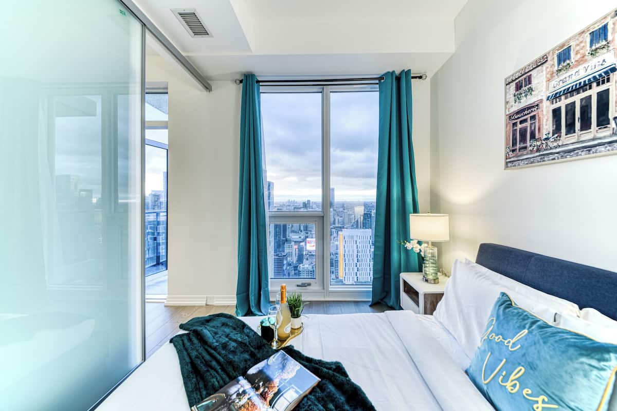 Panoramic Penthouse, 2 Bedrooms, Balcony, Lake View | 2 bedrooms, individually decorated, individually furnished, desk