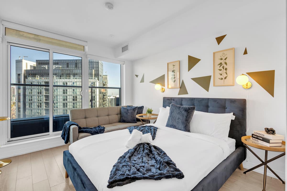 Deluxe Studio Suite, Balcony | 2 bedrooms, individually decorated, individually furnished, desk