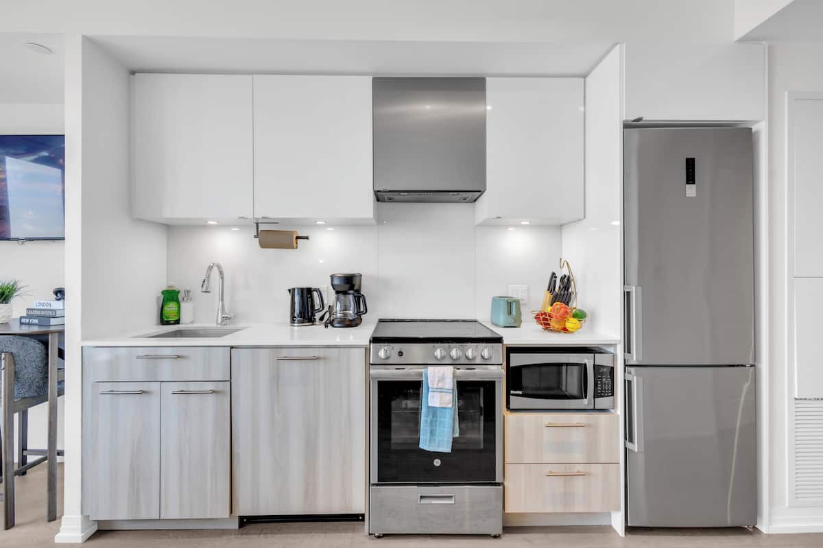 Full-sized fridge, microwave, oven, stovetop