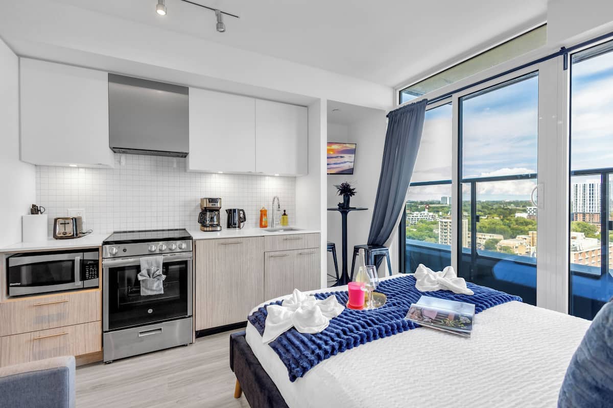 Deluxe Studio Suite, Balcony | Living area | 50-inch Smart TV with digital channels, Netflix, Hulu