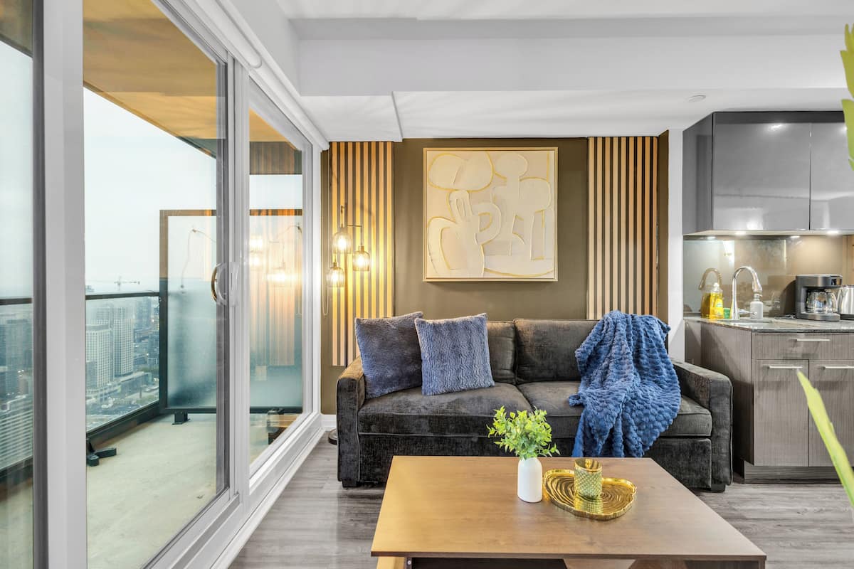 Panoramic Suite, 2 Bedrooms, Balcony, Lake View | Living area