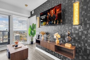 Suite Élite, 2 chambres, balcon, vue lac | Coin séjour | TV connectée de 50 pouces avec chaînes numériques, Netflix, Hulu