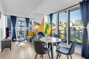 Luksussuite, balkong, byutsikt | Oppholdsområde | En 50-tommers smart-TV med digitale kanaler samt Netflix og Hulu