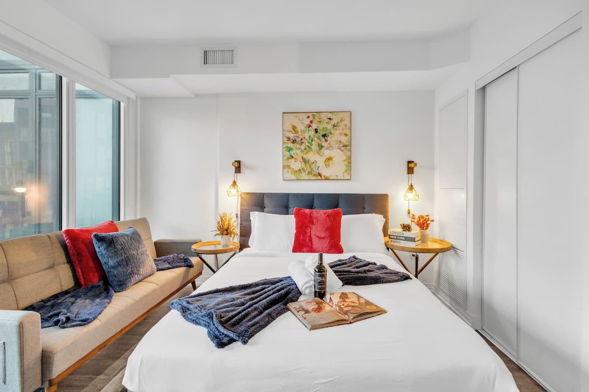 Comfort Studio Suite, Balcony | 2 bedrooms, individually decorated, individually furnished, desk