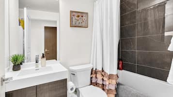 Deluxe Suite | Bathroom | Bathtub, free toiletries, hair dryer, towels