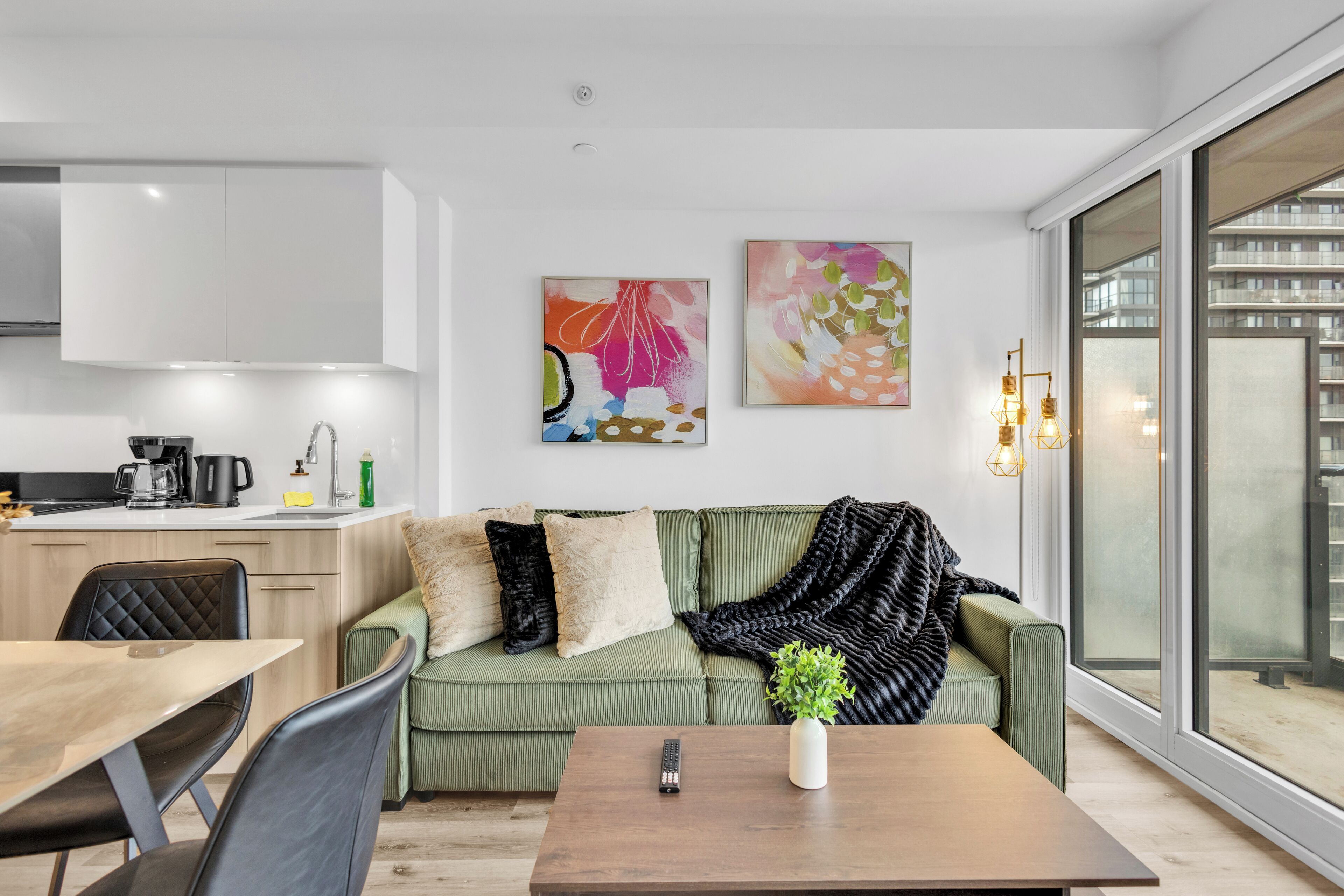 ห้องคอมฟอร์ทสวีท, 2 ห้องนอน, ระเบียง, วิวเมือง | บริเวณนั่งเล่น | สมาร์ททีวี 50 นิ้ว พร้อมช่องดิจิตอล, Netflix, Hulu