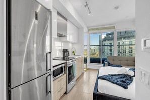 Suite monolocale Deluxe, balcone | 2 camere, con stile personalizzato, con arredamento individuale