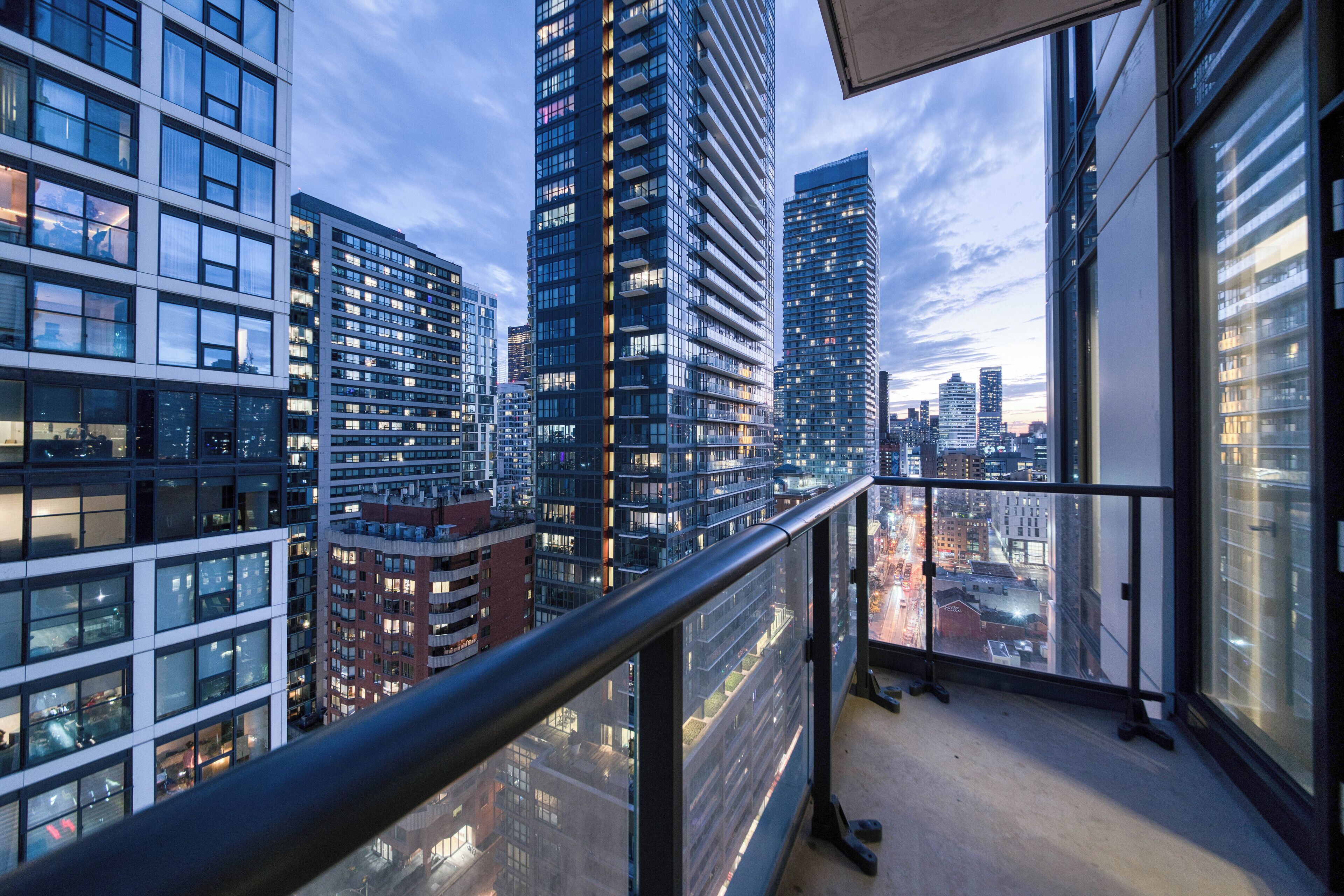 Un edificio alto con varios pisos, ventanas amplias y vistas de la ciudad.