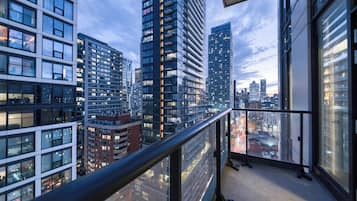 Un edificio alto con varios pisos, ventanas amplias y vistas de la ciudad.