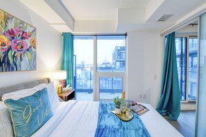 Honeymoon-Suite, Mehrere Betten, Balkon, Stadtblick | 2 Schlafzimmer, individuell dekoriert, individuell eingerichtet
