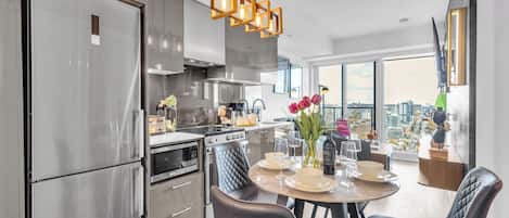 Suite Élite, 2 chambres, balcon, vue lac | Restauration dans la chambre