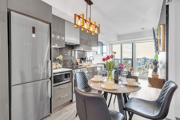 Elite Suite, 2 Bedrooms, Balcony, Lake View | In-room dining - Panorama Suites Downtown Toronto (Toronto)