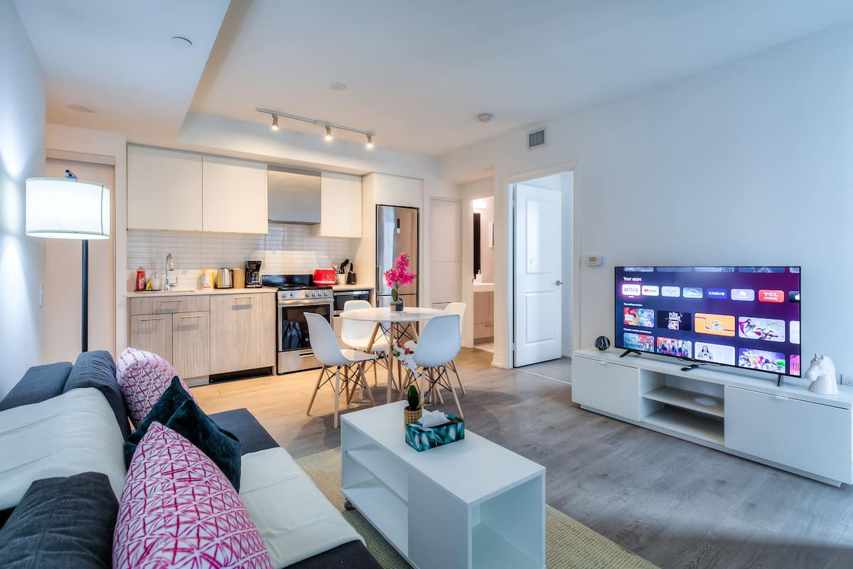Deluxe Room, 1 Queen Bed with Sofa bed, Balcony, Partial Lake View | Living area | 50-inch Smart TV with digital channels, Netflix, Hulu