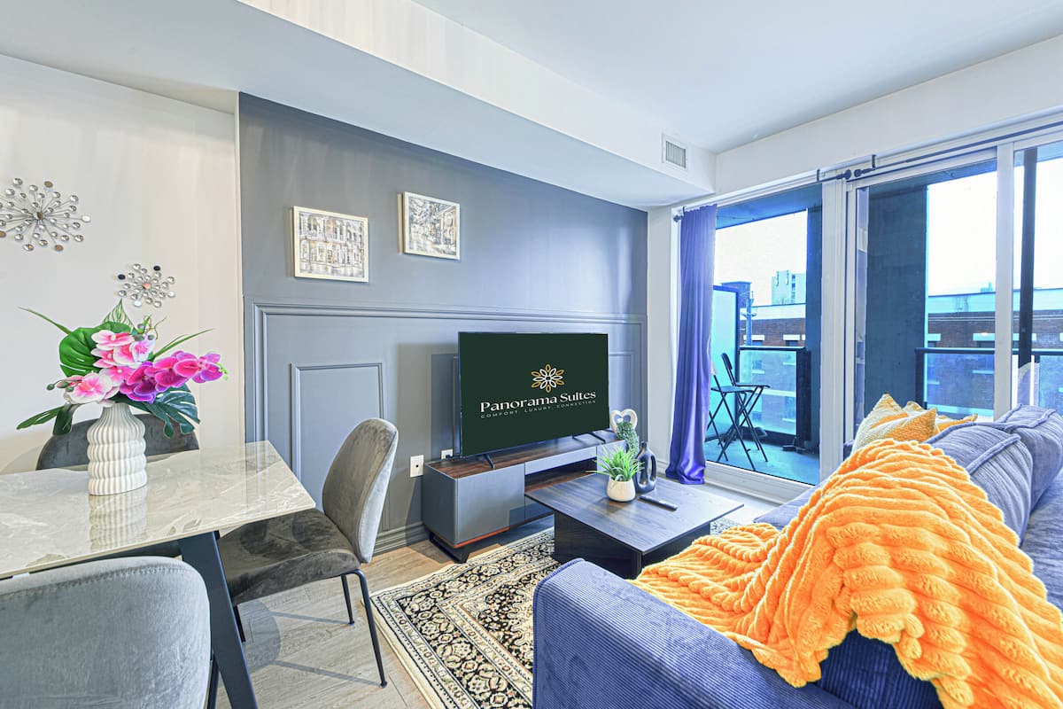 Gallery Suite, Balcony | Living room | 50-inch Smart TV with digital channels, Netflix, Hulu