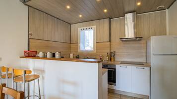 Kylskåp, mikrovågsugn, ugn och spishäll